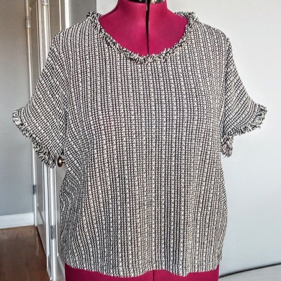 Forever 21+ Black & Cream Woven Frayed Edge SS Top - Picture 1 of 4